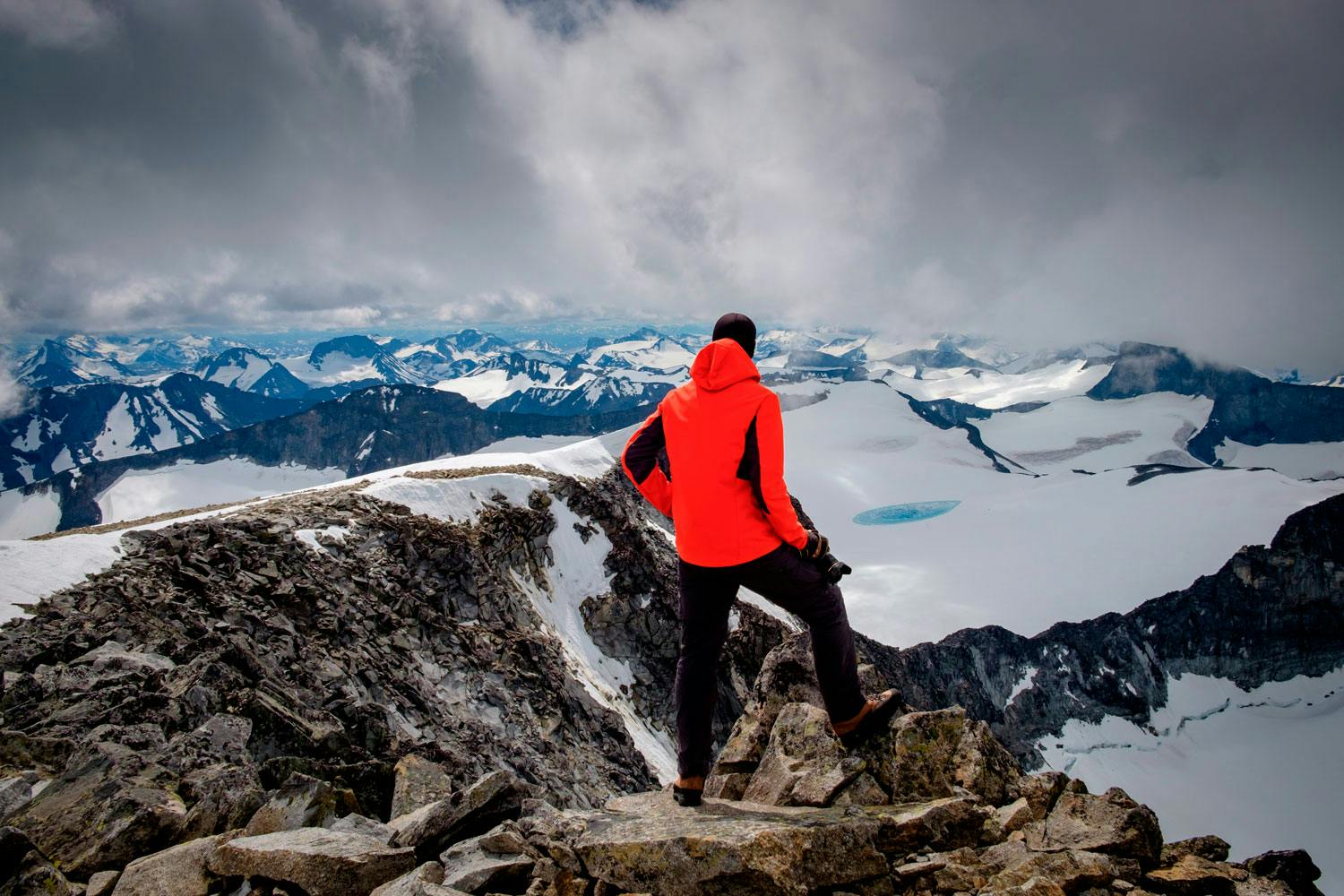 Galdhøpiggen Vaellus johtaa upeaan näkymään Galdhøpiggenin huipulla.